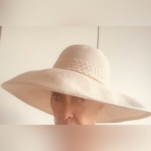 Sun hat. Like new! Woven straw.